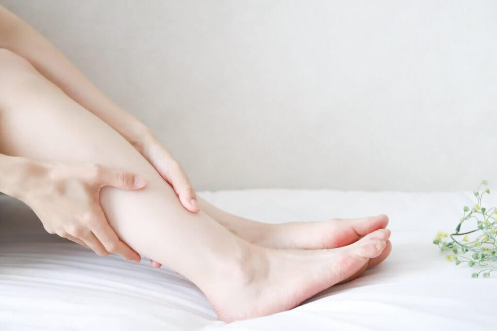 脂肪吸引後のむくみがひどいのはなぜ？ピークはいつまで？早く治す方法を解説